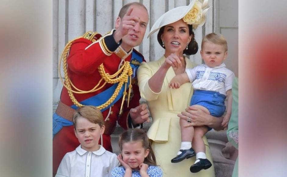 George, Charlotte, y especialmente el pequeño Louis, hijos de los duques de Cambridge, disfrutaron a lo máximo desde el balcón de Buckingham, en la celebración del 'Trooping the colour'.