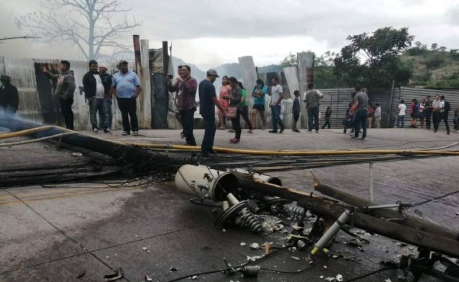 Decenas de personas que habitan en el lugar llegaron para presenciar la forma en que el Cuerpo de Bomberos intentaba mitigar el incendio que en pocos minutos hizo cenizas varias viviendas y vehículos.