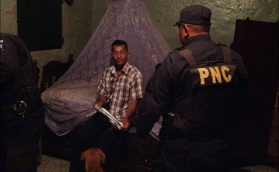 Un hombre detenido por la Policía Nacional Civil en Guatemala. La ruta de los indocumentados comenzaba en Brasil y utilizaban todo tipo de transporte para trasladarlos a varios estados de EUA, según un comunicado del Ministerio Público.