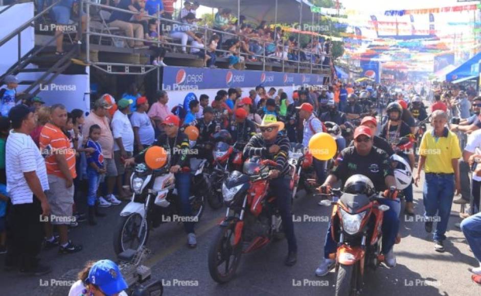 Desfile de carrozas y comparsas entre las atracciones este sábado durante la feria en La Ceiba. Foto: Melvin Cubas. <br/>