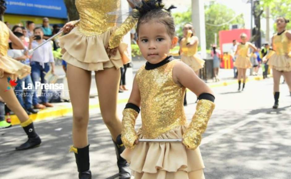 Esta pequeña hizo todo el recorrido del desfile en San Pedro Sula; marchó por la tercera avenida y luego, al llegar a la Primera Calle, subió hasta el estadio Francisco Morazán.