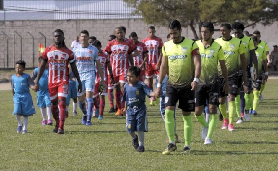 La salida de los equipos titulares de Real de Minas y Vida en Danlí.