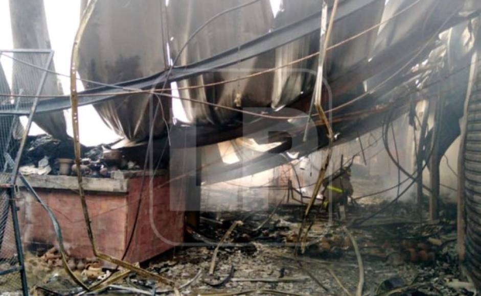 Un voraz incendio consumió varios locales del histórico Mercado Guamilito de San Pedro Sula la tarde de este miércoles 17 de junio.