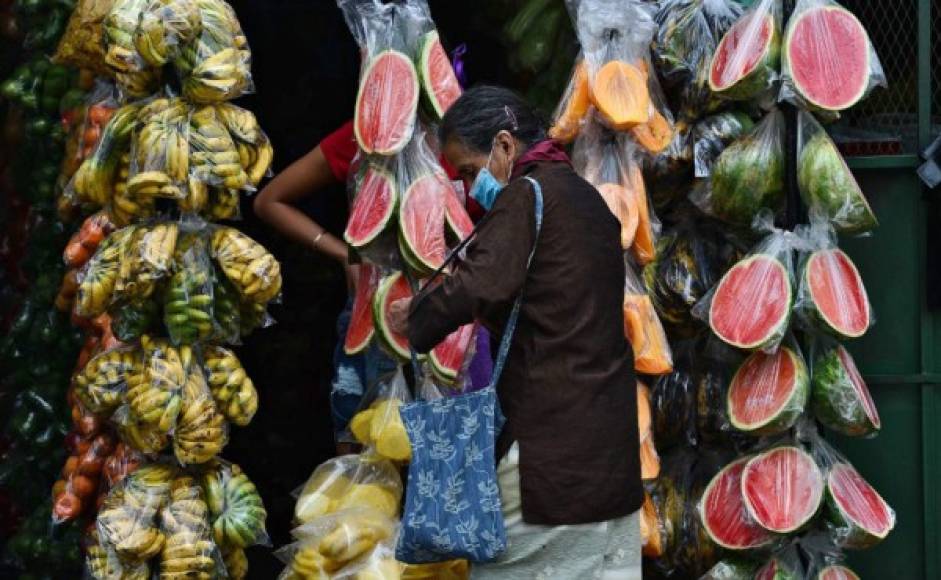 La venta de frutas en los mercaditos se ha vuelto más restringida. Los vendedores han utilizado bolsas plásticas para ofrecer con seguridad sanitaria sus productos.