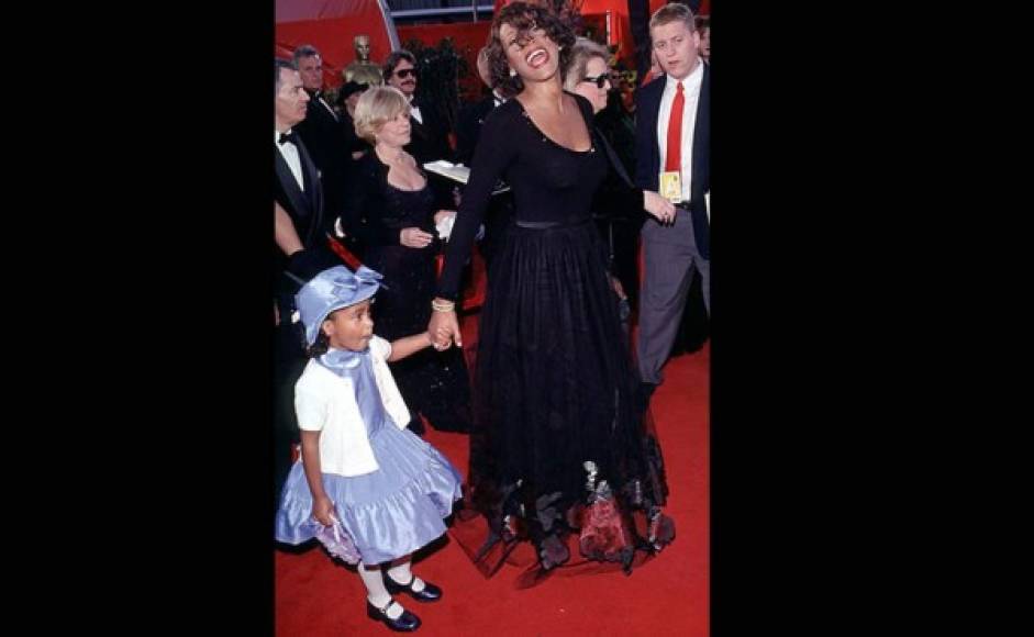De la mano de su madre, Whitney Houston, en la ceremonia de premiación de los Oscar en 1999.
