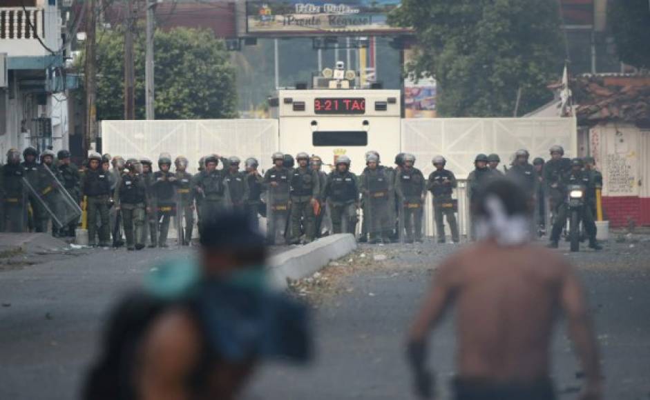 El caos se apoderó de varios puntos fronterizos que fueron cerrados por el gobierno de Nicolás Maduro.