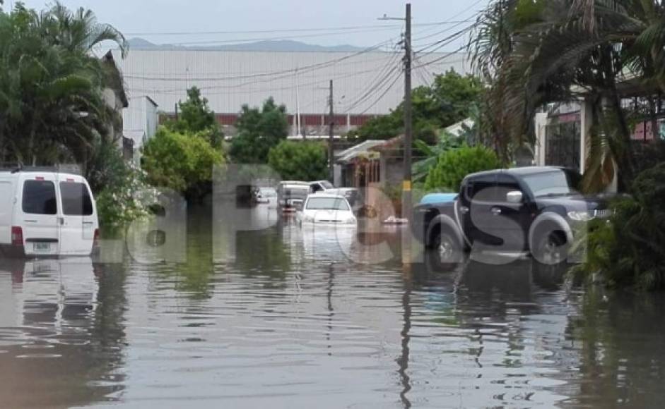 En la colonia Villasturias, cerca de 33 calle, los vecinos no pueden ni salir de sus casas.