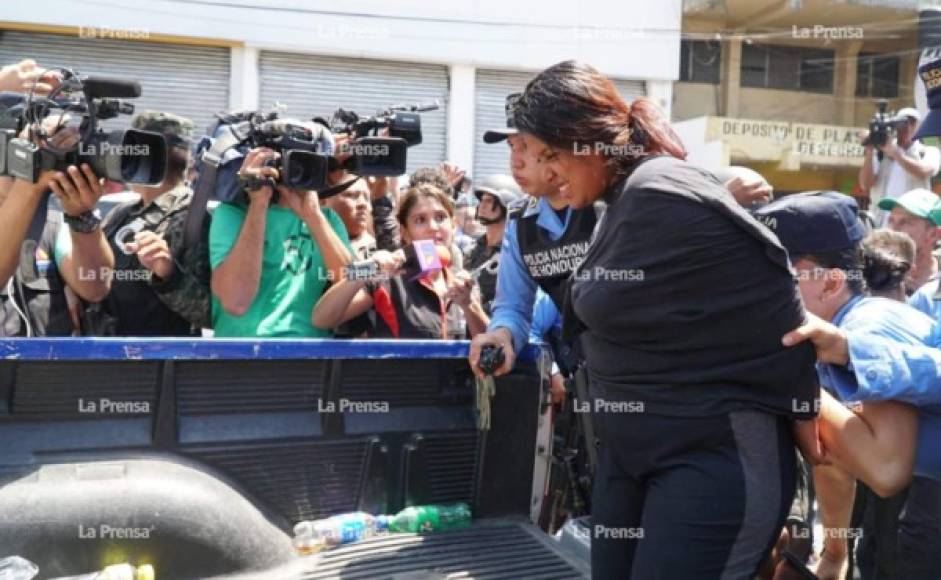 Hoy en la mañana llegó un soldador acompañado de policías para abrir la cerradura del negocio.