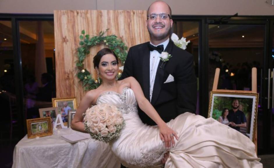 Michelle Marissa Montoya Alvarado y Aníbal Eduardo Hernández Melgar lucieron de lo más enamorados en su casamiento.