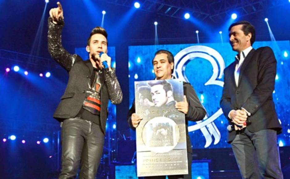 12- A sus 25 años ya lleva ganados 16 Premios Billboard a la música latina y 13 Premios Lo Nuestro, 17 Premios Juventud y ha sido postulado a los Grammy Latinos.