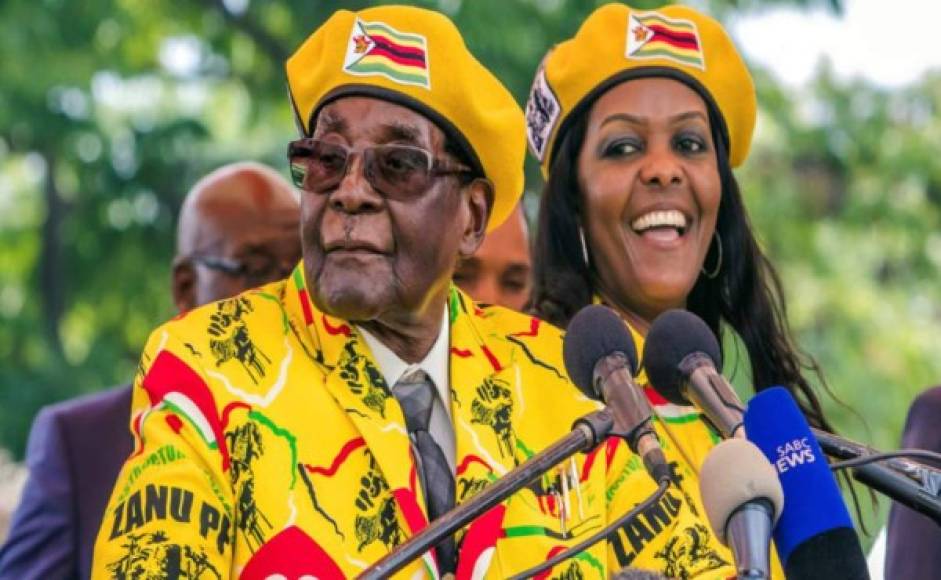 Robert Mugabe fue presidente de Zimbabue desde 1987 tras desempeñarse por siete años como Primer Ministro. Era considerado héroe de la independencia, una imagen que fue cambiada por denuncias de fraude electoral y por haber instigado una masacre étnica que tuvo lugar entre 1980 y 1987 donde murieron más de 20 mil personas.<br/><br/>El 21 de noviembre de 2017 renunció a la presidencia, tras 30 años en el poder.