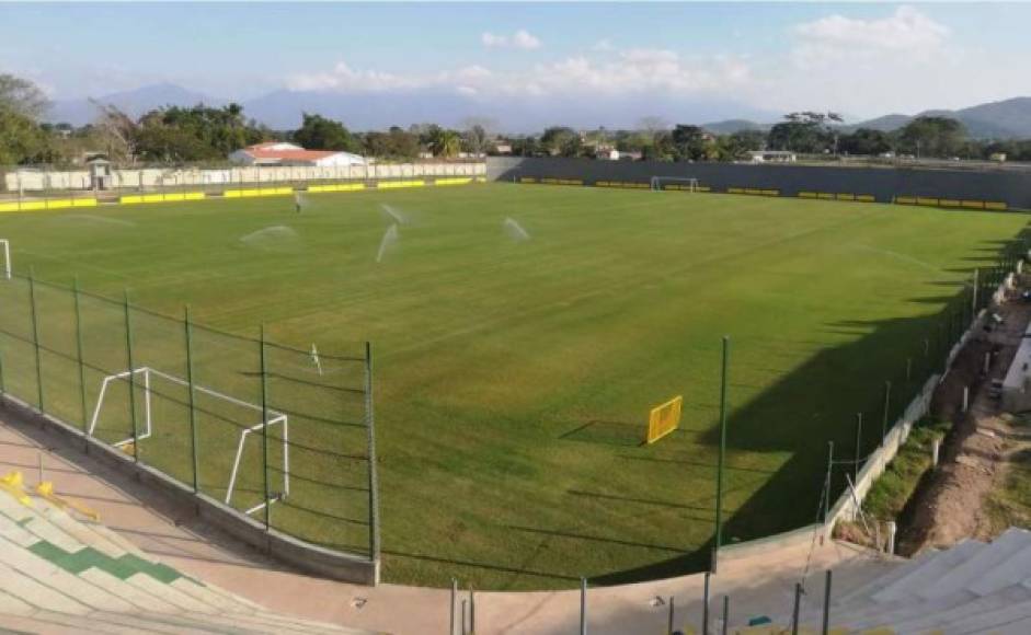 Previo a la llegada de Eta, el estadio del Parrillas One lucía listo y hermoso para dar la bienvenida al futbol, pero la lluvia lo cubrió casi completo de agua y lodo.