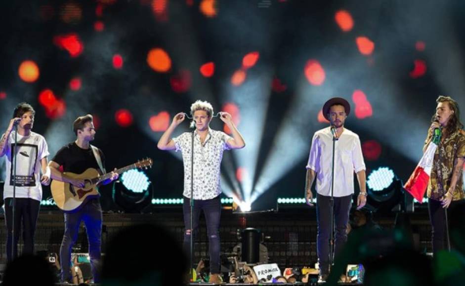 Apenas anunciaron que One Direction subiría al escenario, creció la euforia de las 55 mil personas reunidas en la octava entrega de los Premios Telehit, quienes disfrutaron del talento de Harry, Louis, Niall y Liam.