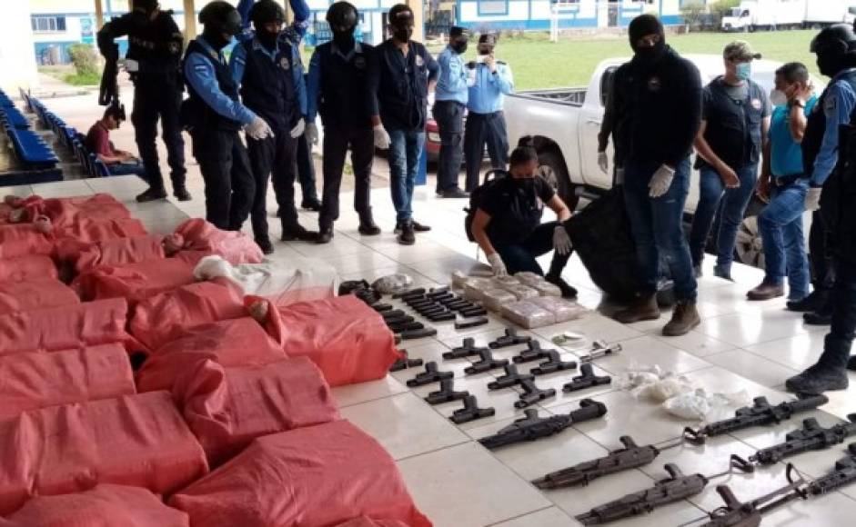 Asimismo, 13 pistolas 9 milímetros con su respectivo cargador, 15 paquetes de dinero en efectivo de moneda nacional y extranjera y un vehículo.