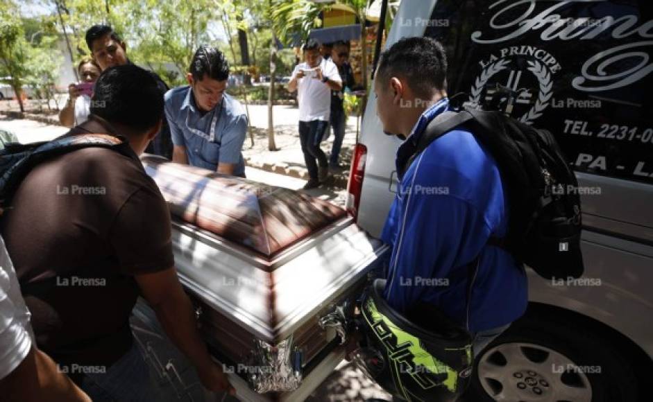 Los restos mortales de Estefany llegaron en una carroza fúnebre hasta la Universidad Nacional Autónoma de Honduras, lugar donde estudiaba.