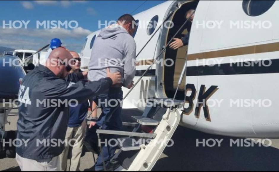 Los hermanos Valle el ingresar al avión que los llevó rumbo a Estados Unidos.