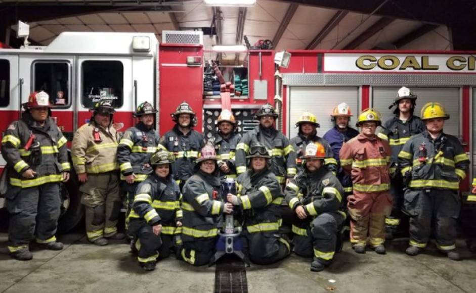 En su cuenta de facebook Coal City Fire Departament, los bomberos relataron que recibieron una llamada a las 12:04 de la madrugada de la iglesia 'Ministerio de Libertad' debido a un incendio en sus estructuras.