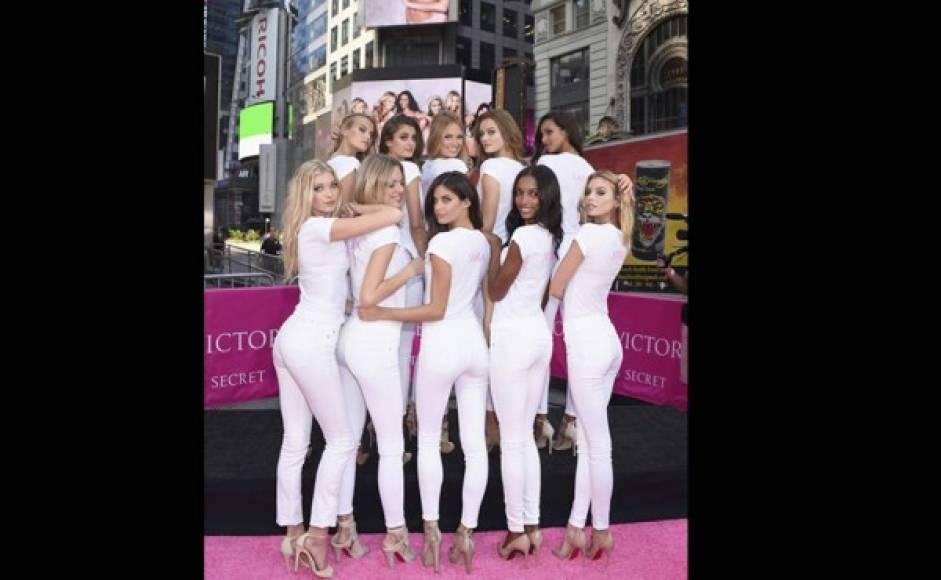 Las modelos de Victoria's Secret paralizaron el tráfico en la Gran Manzana.