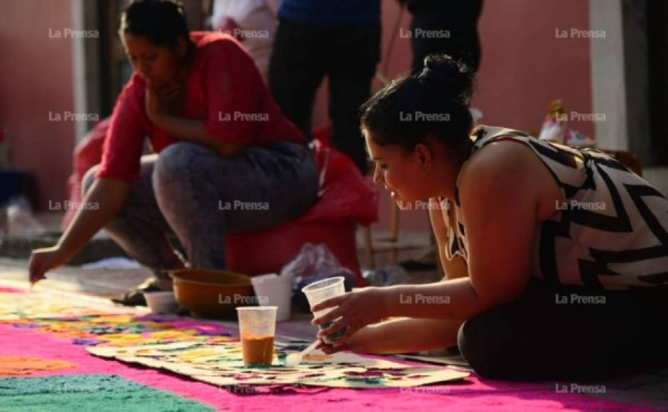 Muchas jóvenes dedicaron horas y horas en el diseño de las alfombras.