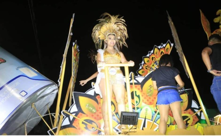 A las 4:00 pm inició el desfile de carrozas de la Feria Agostina de esta ciudad, en honor a la Virgen de La Asunción.
