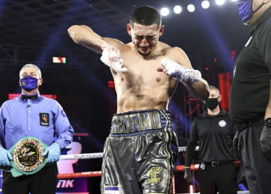 Sangrando de su ceja derecha por un cabezazo de Lomachenko, López daba saltos de alegría sobre el ring cuando los jueces procedieron a proclamarle campeón. El hondureño no pudo contener la emoción.