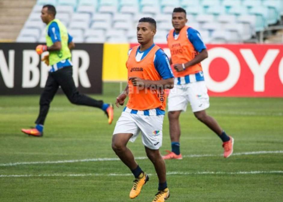 La selección de Honduras, que empató a cero en la ida en San Pedro Sula, completó el largo vuelo desde Los Ángeles y comenzó a trabajar sin demora en Sydney, donde fue recibida de forma muy animosa por grupo de personas que viven en Australia.