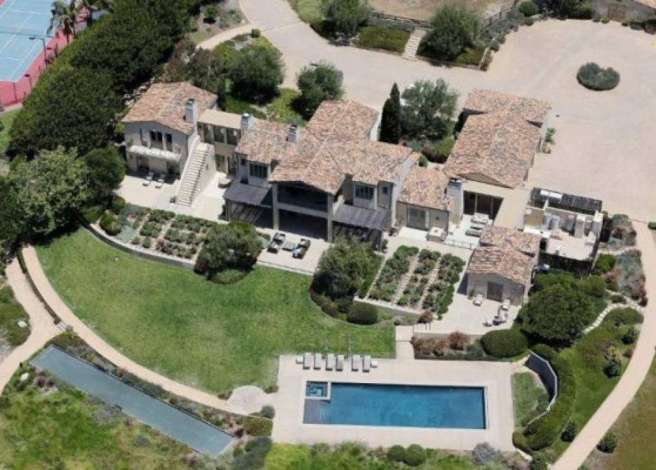 Gaga compró su mansión en Malibu por 23 millones de dólares. Aún no ha confirmado si la propiedad de 6 acres sufrió daños por los incendios forestales.