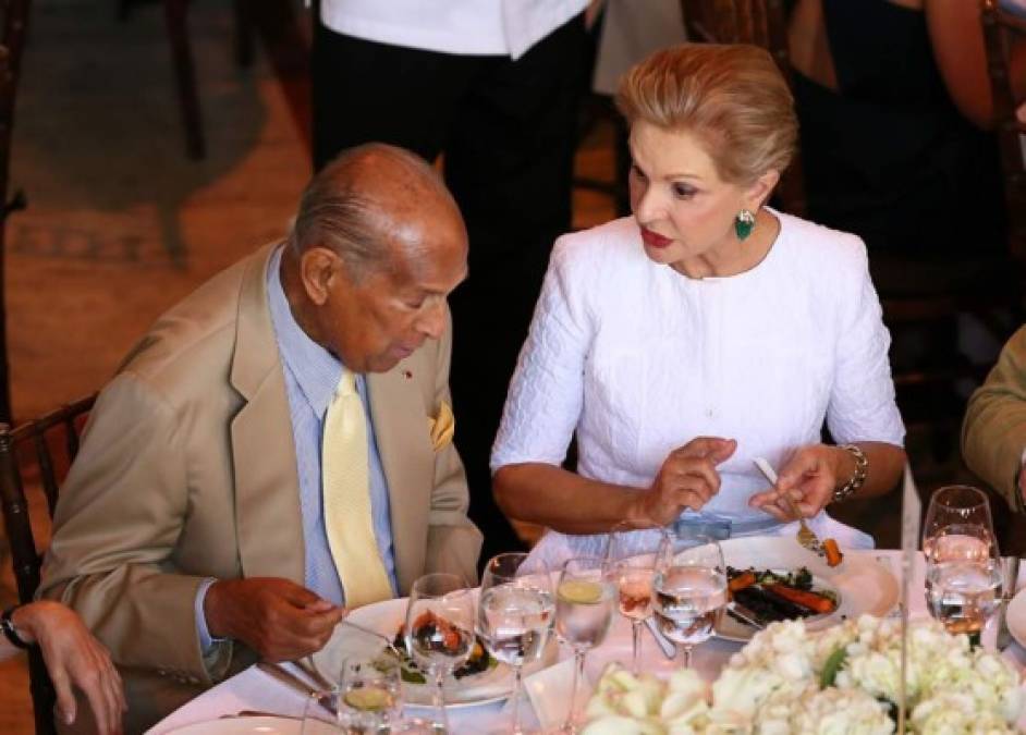 Óscar de la Renta junto a Carolina Herrera el pasado septiembre en Nueva York.