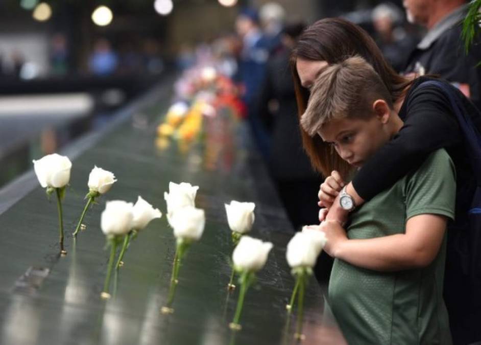 Cientos de personas dejaron flores en la plaza conmemorativa donde estuvieron las torres gemelas.