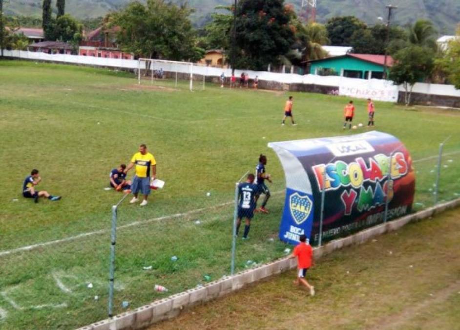 Cancha de Banadesa en Tocoa: Aquí juega como local el club Boca Júniors de la segunda división de Honduras.