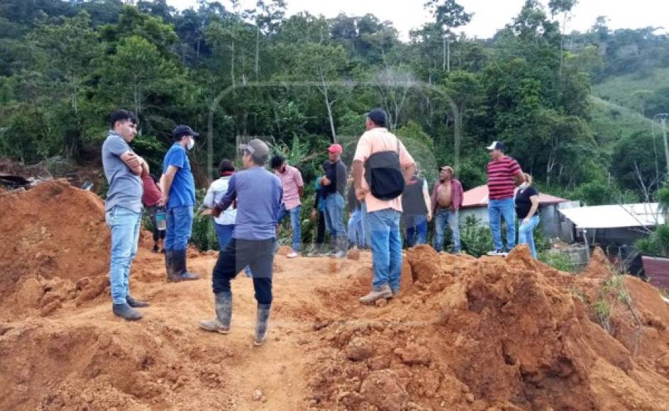 En su mayoría, los pobladores se dedican al cultivo de café, maíz, tomates, frijoles, con lo que sobreviven.