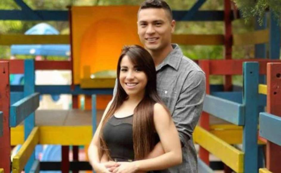 El portero Marlon Licona con su adora esposa. El guardameta juega en el Honduras Progreso.