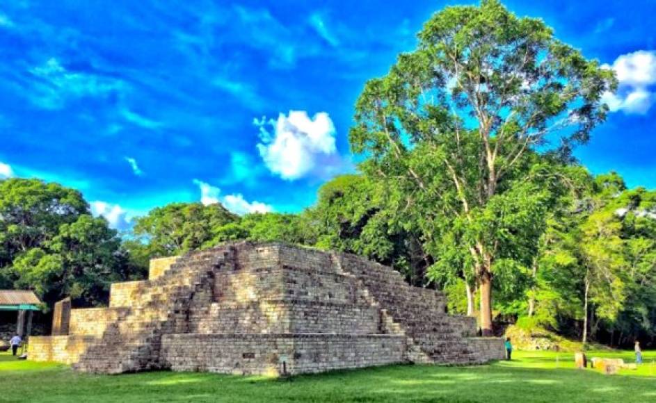 Es el destino cultural más importante de Honduras. No solo puedes visitar las Ruinas de Copán, sino también muchos atractivos naturales, como el parque de aves y las aguas termales.
