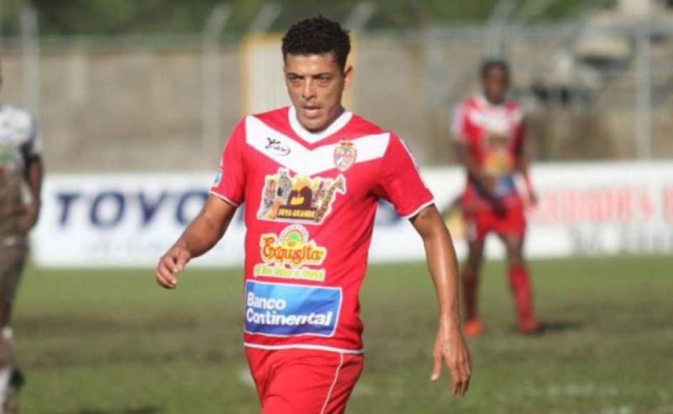 César Zelaya, que era una de las figuras de la Real Sociedad y que también jugó en el Victoria, milita ahora en el Yoro FC.