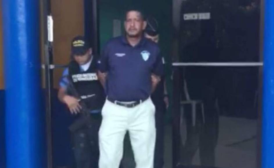 Un hondureño fue capturado supuestamente por violar a dos estudiantes en el barrio El Centro French Harbour de Roatán, Islas de la Bahía. Martin Enrique Merino Whittaker (51) tenía una orden de captura por violación especial en concurso real en perjuicio de dos alumnas (menores de edad) de un colegio de Roatán.