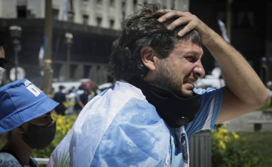 La tristeza y llanto invadió en los aficionados argentinos mientras el féretro de Maradona era trasladado al cementerio.
