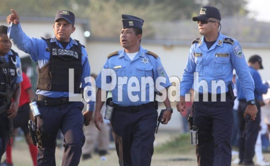 La Policía Nacional estuvo presente en los diferentes escenarios.