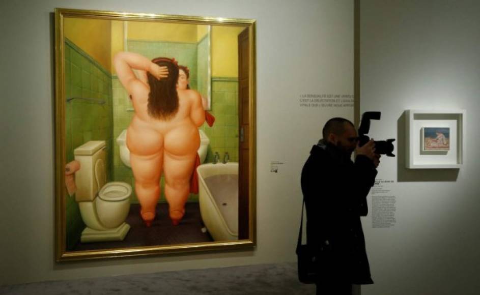 Francia. <br/>Fernando Botero se da la mano con Picasso. Un fotógrafo toma instantáneas de la exposición de Fernando Botero en el Hotel Caumont en Aix en Provence; en la muestra “Botero: un diálogo con Picasso”.