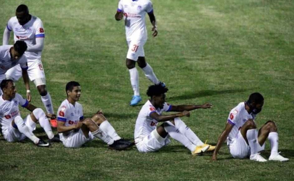 Trencito. Así celebraron los jugadores del Olimpia el primer gol del partido contra Motagua.