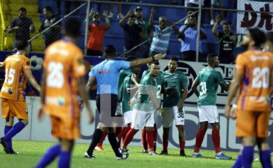 Los jugadores del Marathón festejando el segundo tanto contra la UPN. Fue un autogol de Sonny Fernández.