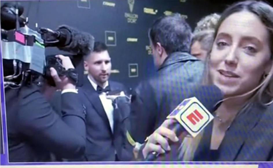 Sofi Martínez estaba parada detrás de sus demás colegas periodistas, esperando el momento justo para entrevistar a la estrella argentina, algo que logró posteriormente e incluso durante la entrevista exclusiva para ESPN vuelven a cruzar sonrisas y miradas.