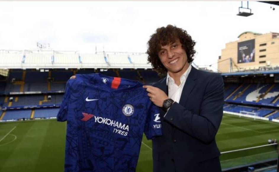 El Chelsea hizo oficial la renovación de David Luiz. El club inglés amplia su contrato hasta el año 2021. Justó después de ser decisivo en la vuelta de las semifinales de la Europa League, el brasileño y los 'blues' dieron por cerrado el acuerdo. 'Estoy muy feliz de estar aquí, de quedarme y de seguir en el Chelsea. Tengo la ambición de un jugador joven', aseguró el central.