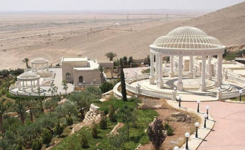 Una enorme y lujosa mansión, que es literalmente un oasis en medio del desierto y arrebatada por los yihadistas a sus dueños es uno de los cuarteles del grupo terrorista en Siria.