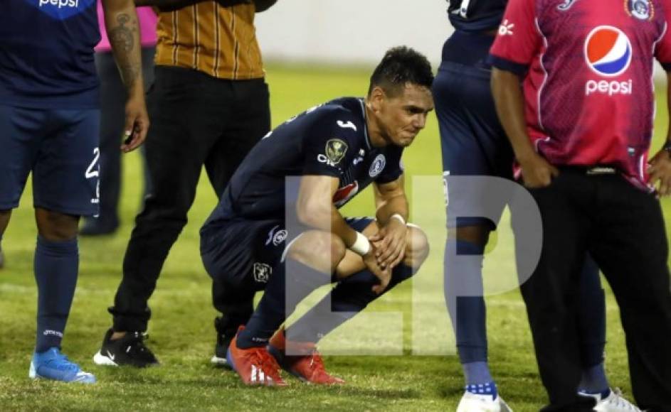 El paraguayo Roberto Moreira rompió a llorar al final del partido.