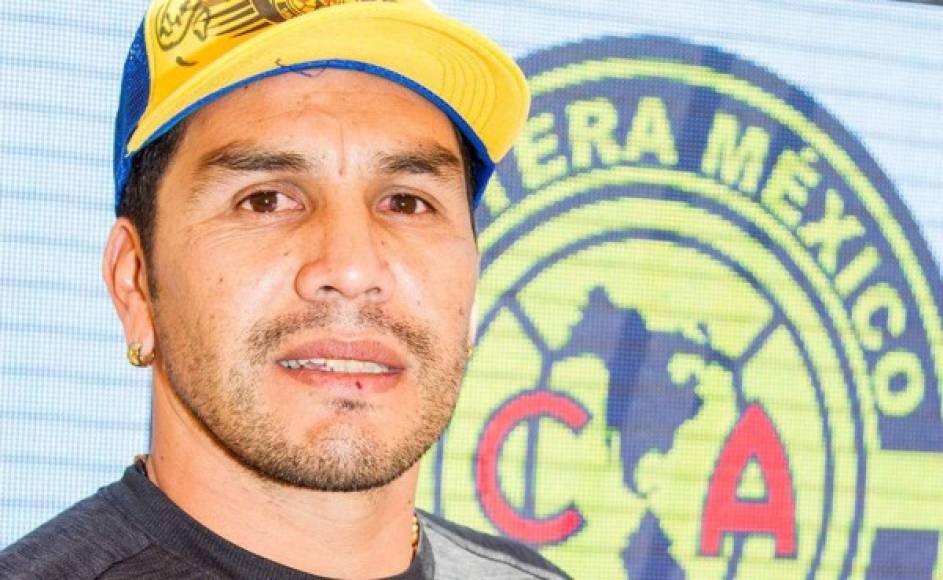 Hace un mes, el paraguayo Salvador Cabañas regresó a México, país en donde destacó como futbolista y en el que estuvo a punto de morir tras sufrir el atentado. El ex goleador se mostró emocionado de volver.