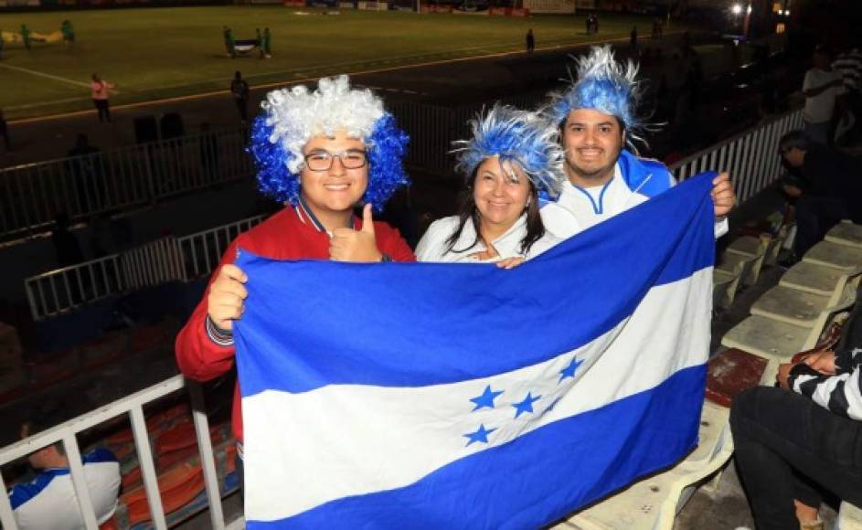 Un gran ambiente se vivió en el estadio Nacional con los aficionados hondureños.