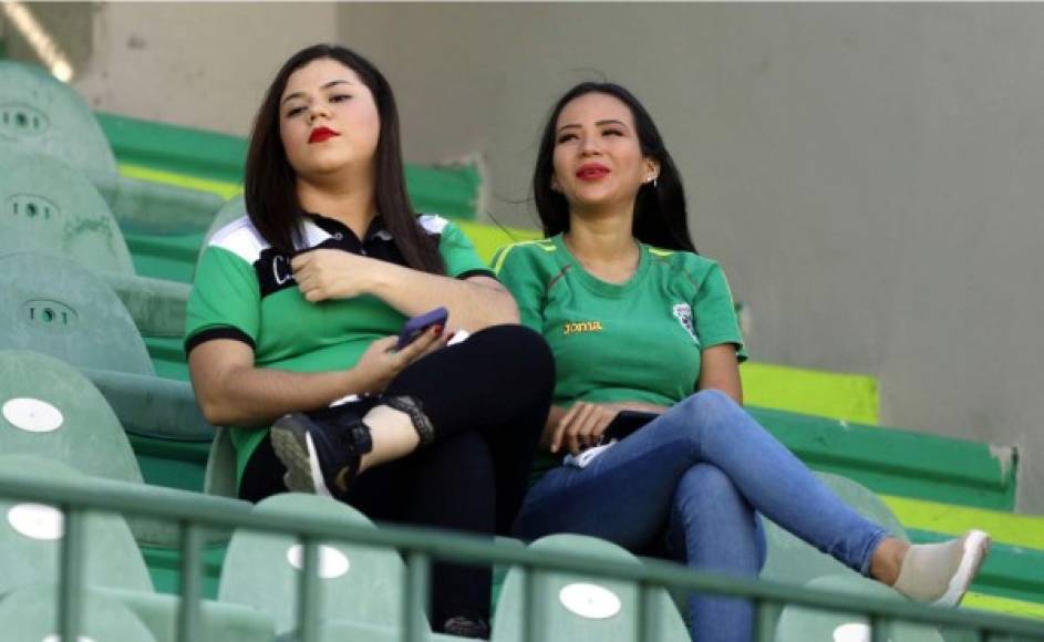 Dos aficionadas del Marathón en las gradas del estadio Yankel Rosenthal.