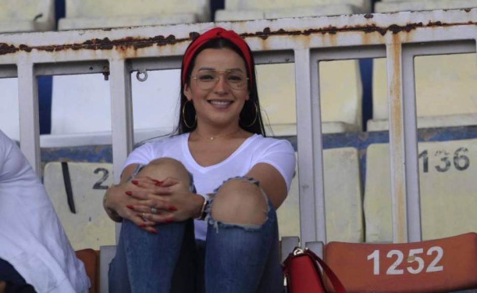 La hermosa Virginia Varela, esposa de Emilio Izaguirre, no se perdió el partido del Motagua contra Honduras Progreso.