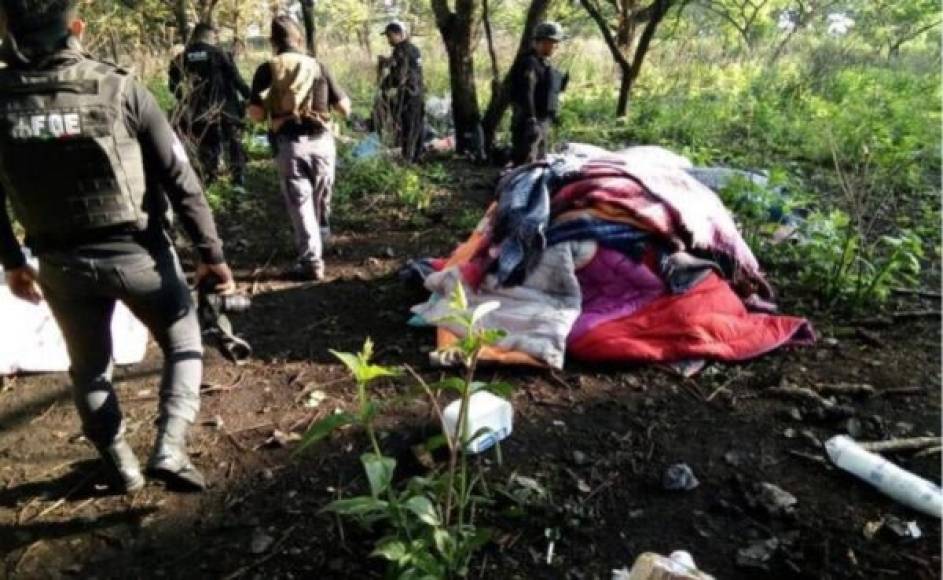 Además de los narcolaboratorios que proliferan en Michoacán, una de las regiones más azotadas por la guerra de narcos, están los denominados 'narcocampamentos', donde elementos de estas asociaciones preparan ataques a enemigos e incluso autoridades.