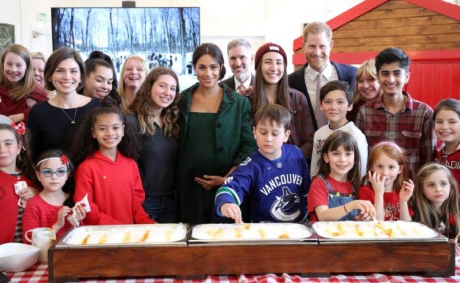 Además de conversar con los jóvenes, Meghan y Harry también participaron en la tradición de primavera de Canadá de hacer taffy de arce con algunos jóvenes. <br/><br/>